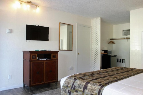 Big Pines Mountain House image 37